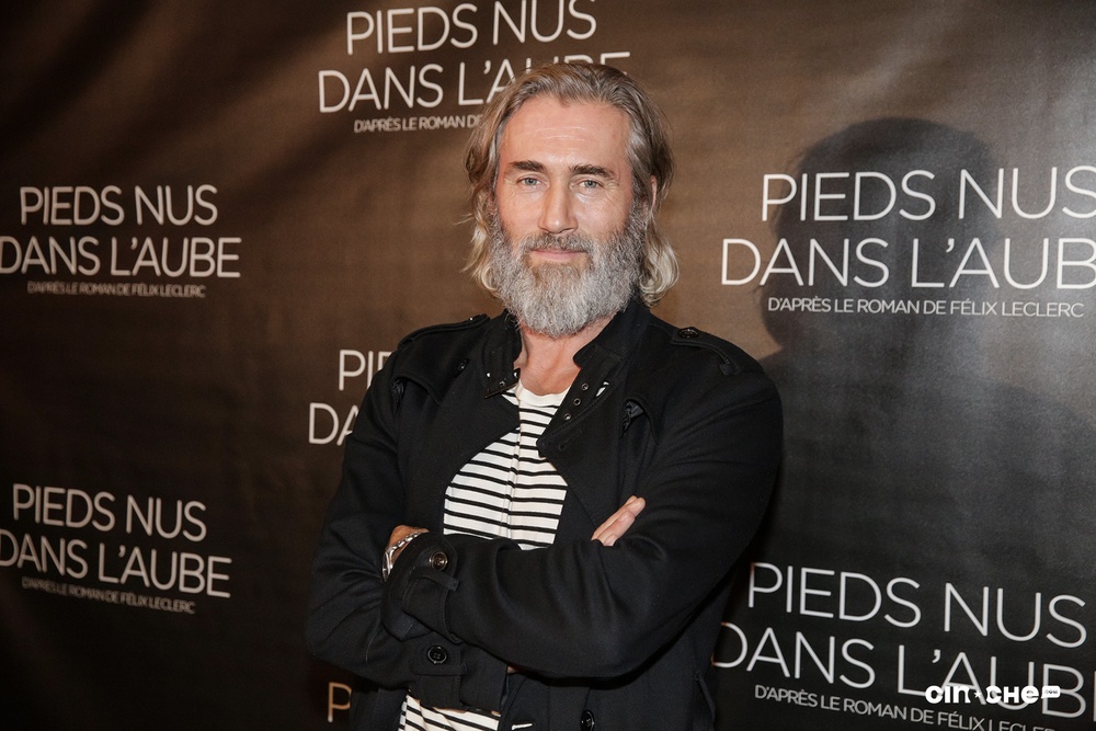 Sur le tapis rouge du film Pieds nus dans l'aube