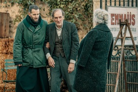 Une scène du film L'abbé Pierre - Une vie de combats Une scène du film L'abbé Pierre - Une vie de combats