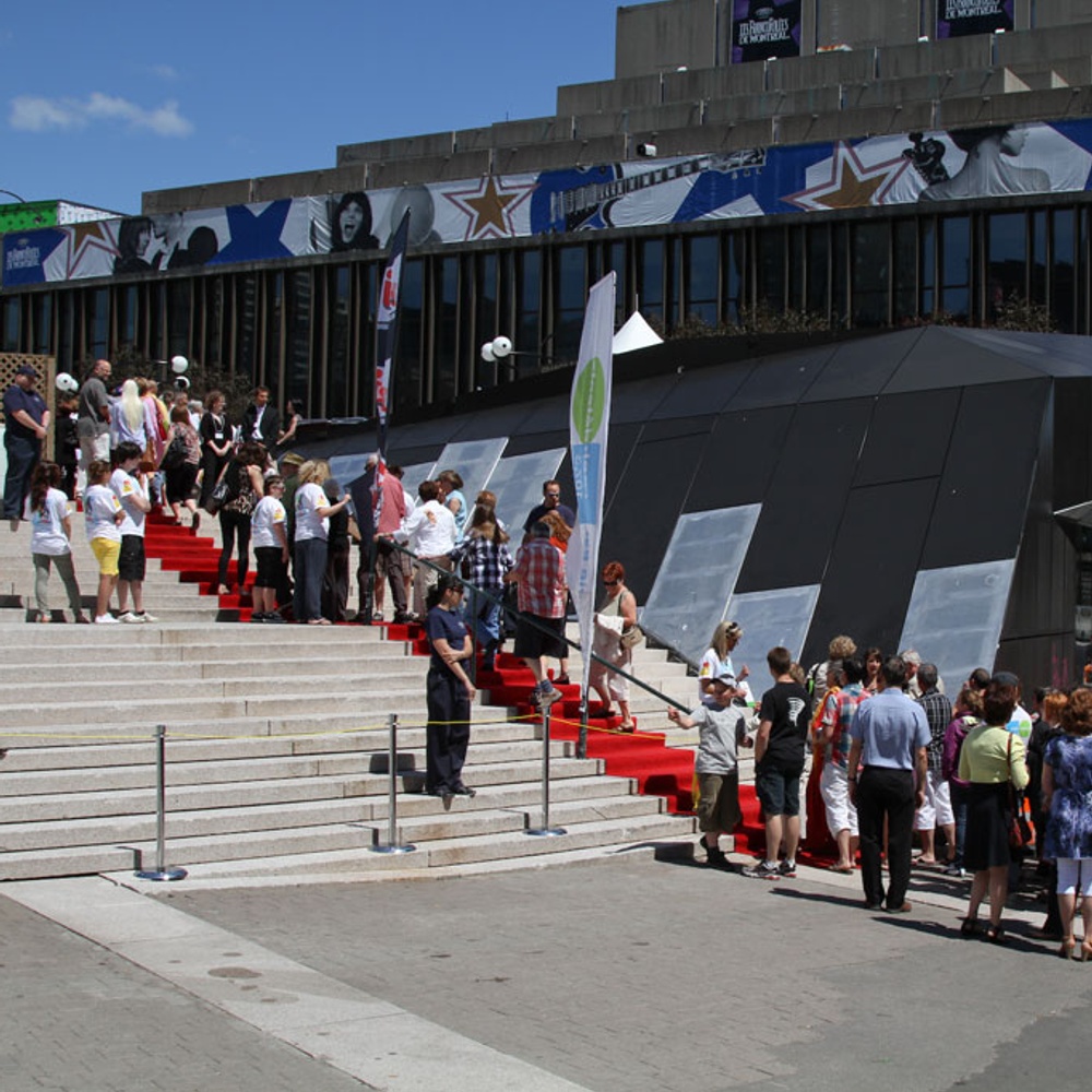 Sur le tapis rouge du film Le sens de l'humour