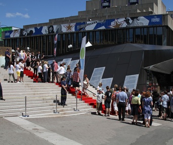 Sur le tapis rouge du film Le sens de l'humour