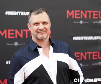 Sur le tapis rouge du film Menteur