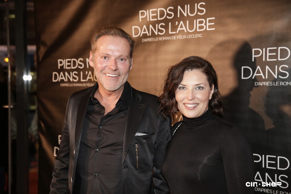 Sur le tapis rouge du film Pieds nus dans l'aube