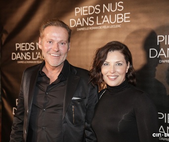 Sur le tapis rouge du film Pieds nus dans l'aube