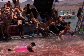 Une scène du film Piranha 3D Une scène du film Piranha 3D