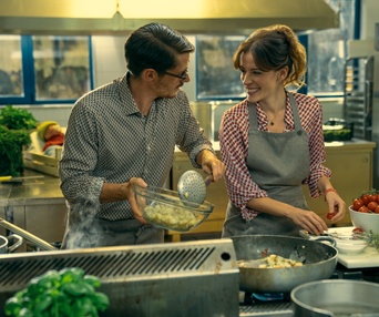 Une scène du film The Love Scam