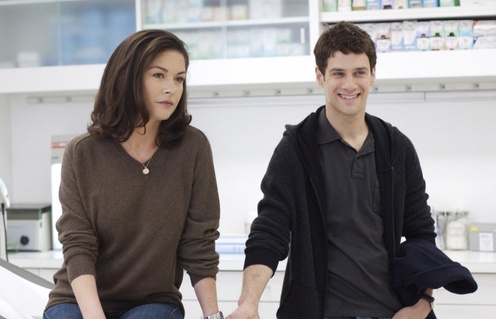 Catherine  Zeta-Jones et Justin  Bartha dans le film L'amour au détour