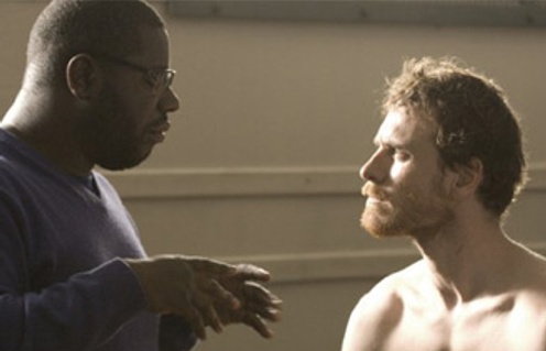 Michael Fassbender (droite) et Steve McQueen sur le plateau de Hunger