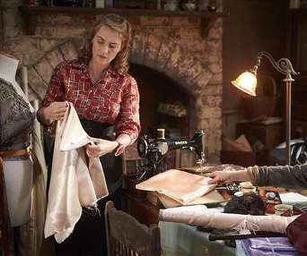 Une scène du film The Dressmaker