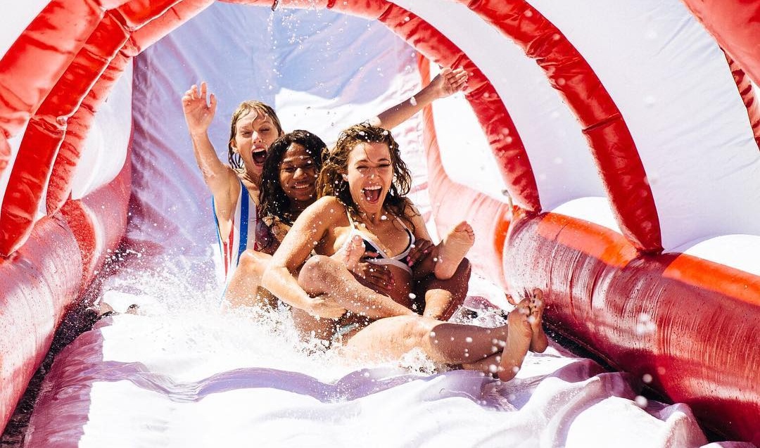 De superbes photos du méga party du 4 juillet de Taylor Swift