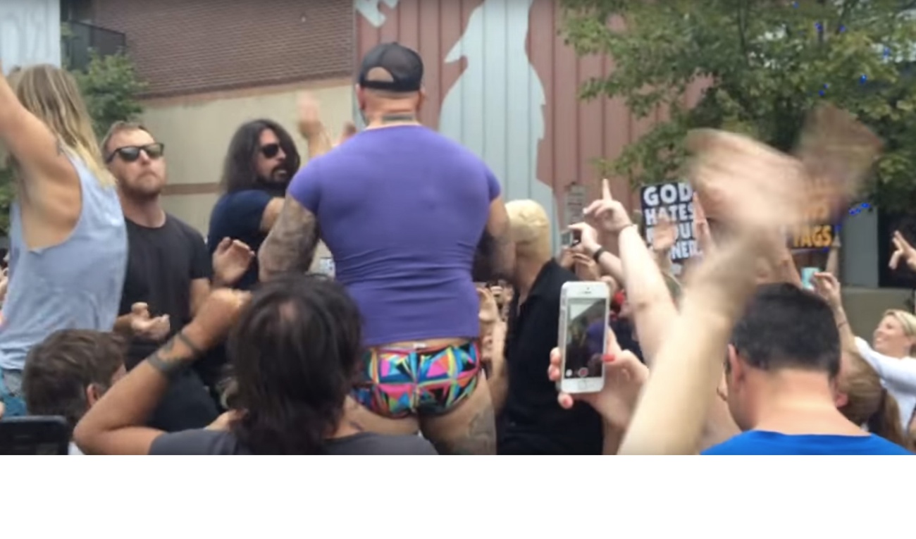 Les Foo Fighters sabotent une manifestation homophobe