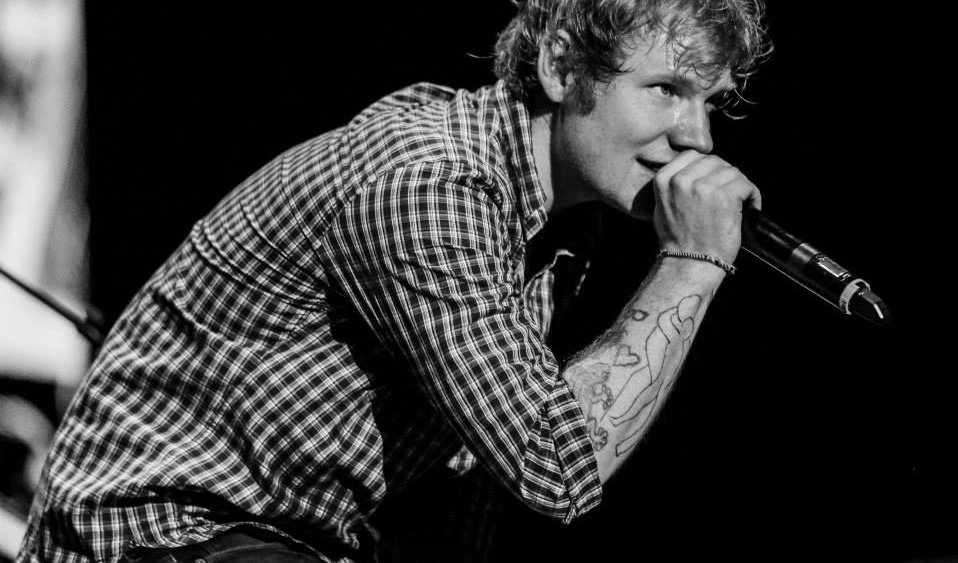 Ed Sheeran surprend une admiratrice dans un centre commercial