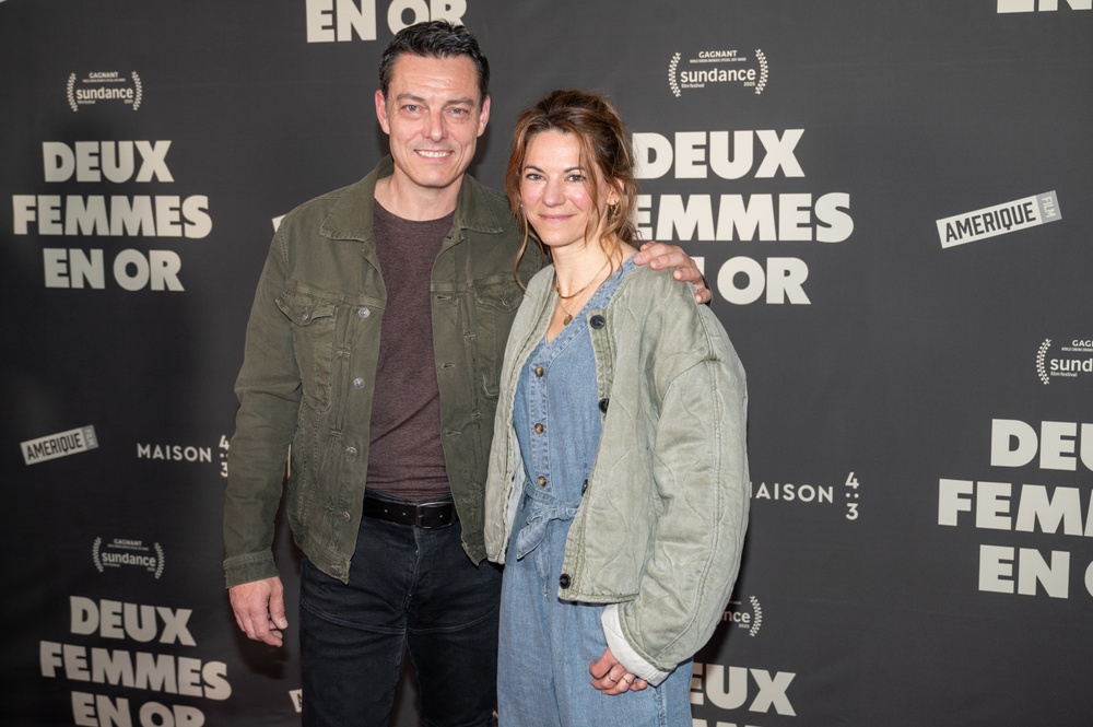 Tapis rouge de Deux femmes en or