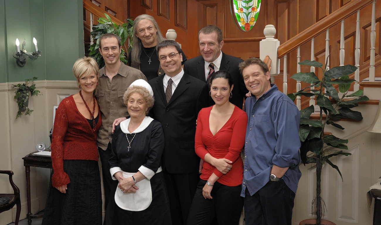 Comédiens de la série<em> L'Auberge du chien noir</em>