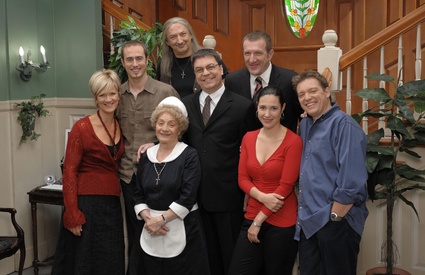 Comédiens de la série<em> L'Auberge du chien noir</em>