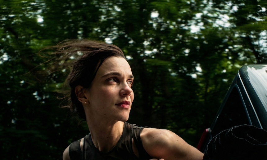 Ailleurs la nuit : Une affiche et une date pour le premier long métrage primé de Marianne Métivier